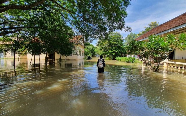 Cambodian Aquaculturist Association offers flood relief support to hatcheries