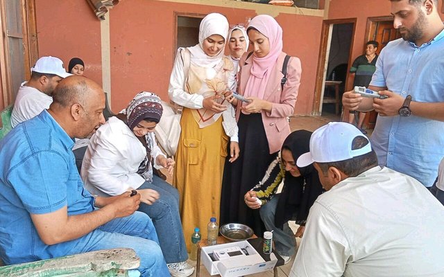 2.A group of trainees practicing assessment procedure on an Egyptian tilapia farm