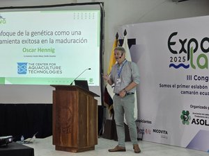 Oscar Hennig presenting at Expo Larva 2025 in Ecuador
