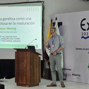 Oscar Hennig presenting at Expo Larva 2025 in Ecuador